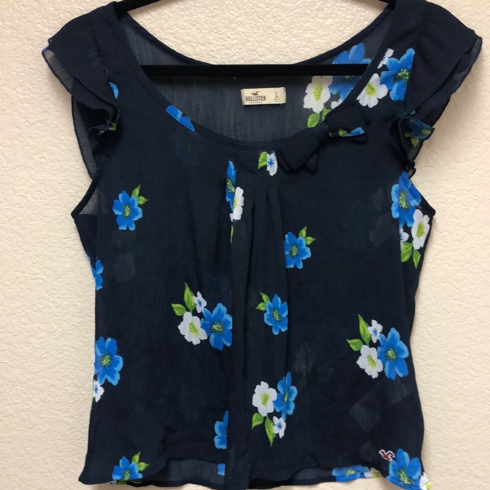 🦋EUC🦋Hollister Navy Floral Blouse